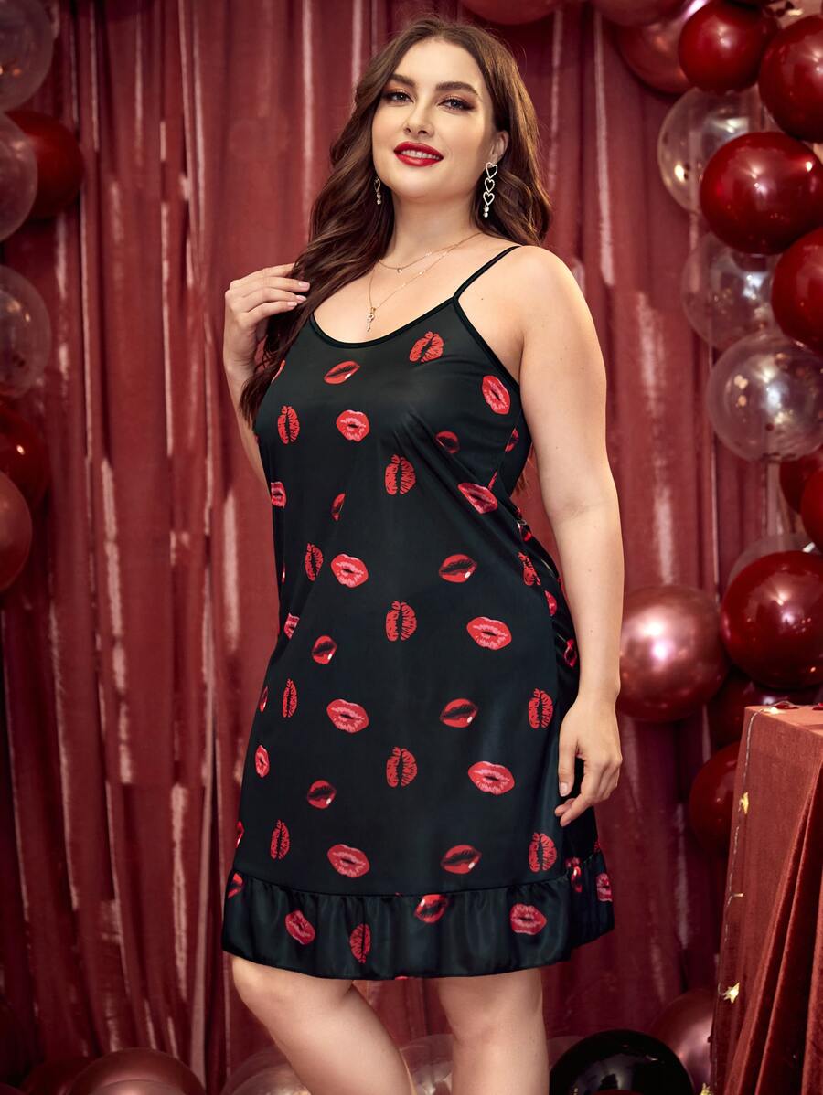 Vestido de pijama de satén con estampado de labios y dobladillo con volantes para tallas grandes - Negro - Ver 1