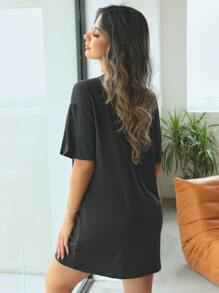 Camisón de pijama con gráfico de letras y hombros caídos