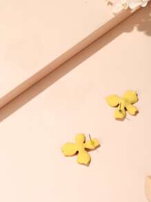 Ohrstecker mit Blume Dekor