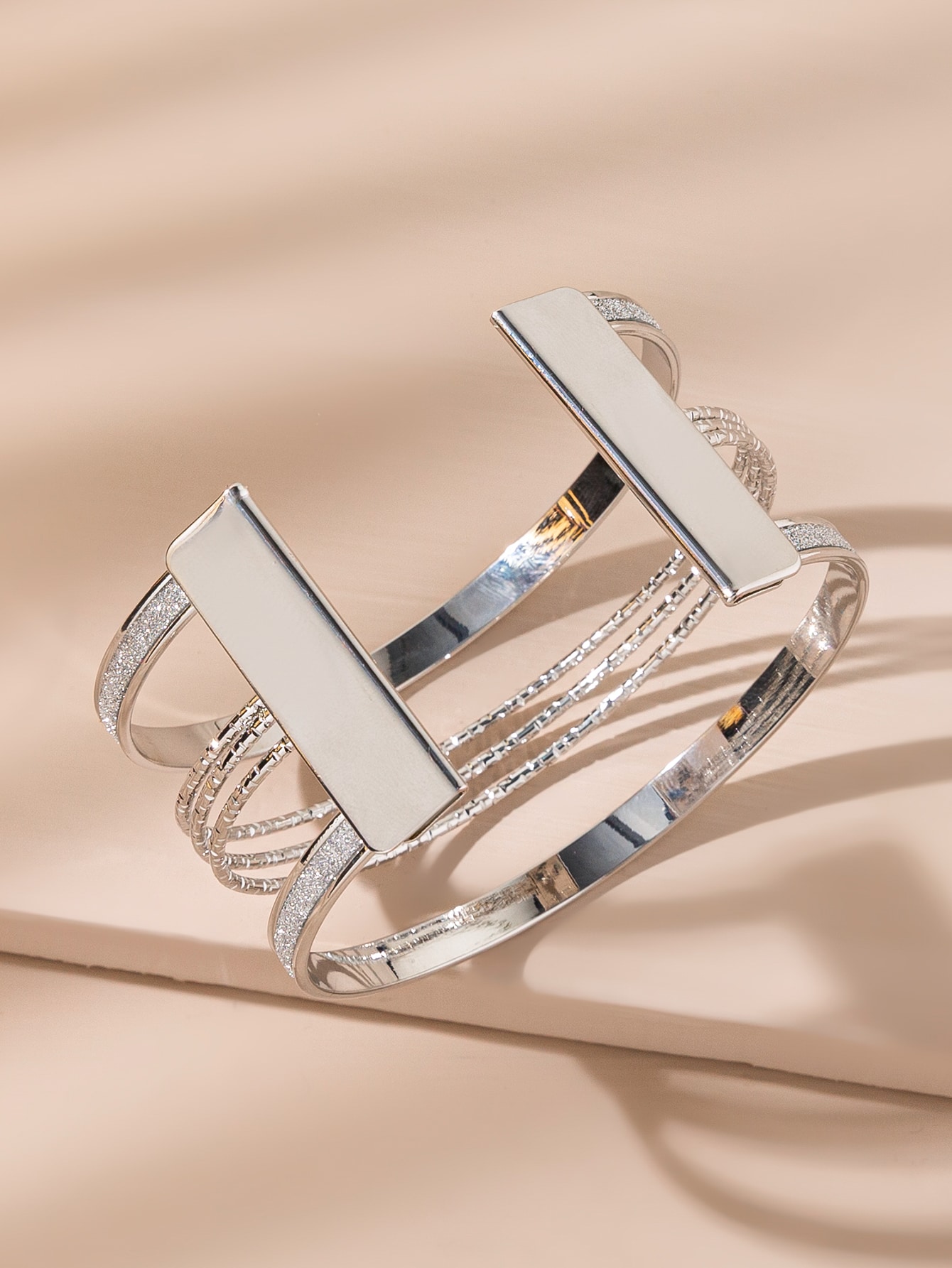 إسورة مفتوحة بقص مجوف