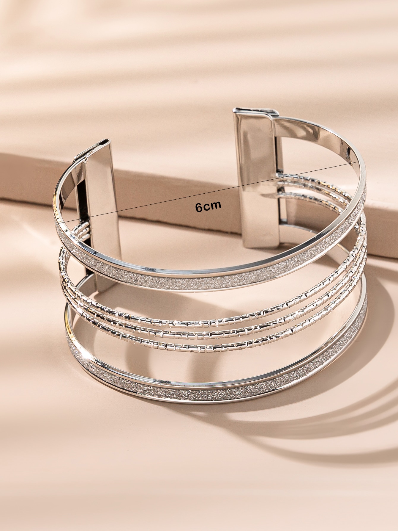 إسورة مفتوحة بقص مجوف