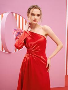 TWINKLE PATEL 單肩羊腿袖不對稱下擺緞面連衣裙 - 紅色 - 查看 3