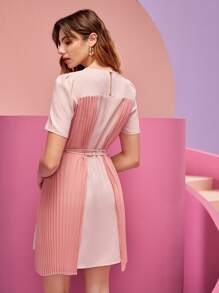 TSUN SHUIN 缺口領泡泡袖百褶邊繫腰帶洋裝 - 淺粉色 - 查看 2