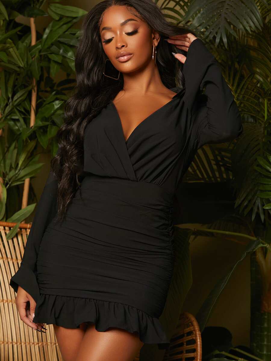 SHEIN SXY Vestido de cuello cruzado bajo con fruncido fruncido - Negro - Ver 1