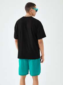 Manfinity VCAY 1pc Letter Graphic Drop Shoulder Tee & 1pc Patched Detail Drawstring Waist Shorts