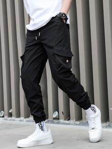 Manfinity 男士翻蓋口袋腰部抽繩工裝褲 - 黑色 - 查看 4