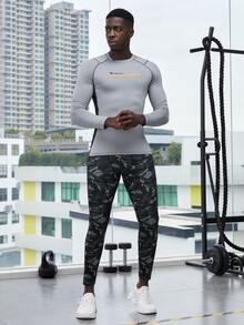 Mallas deportivas de estilo novio de hombre con estampado de camuflaje, cinta con contraste de letra y bolsillo para teléfono - Multicolor - Ver 3