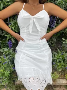 SHEIN Unity Đầm Lộ Lưng Hội Chữ thập Xù Sò điệp Dây kéo Thắt nơ trước Tranh thêu màu trơn Boho - trắng - Xem 1