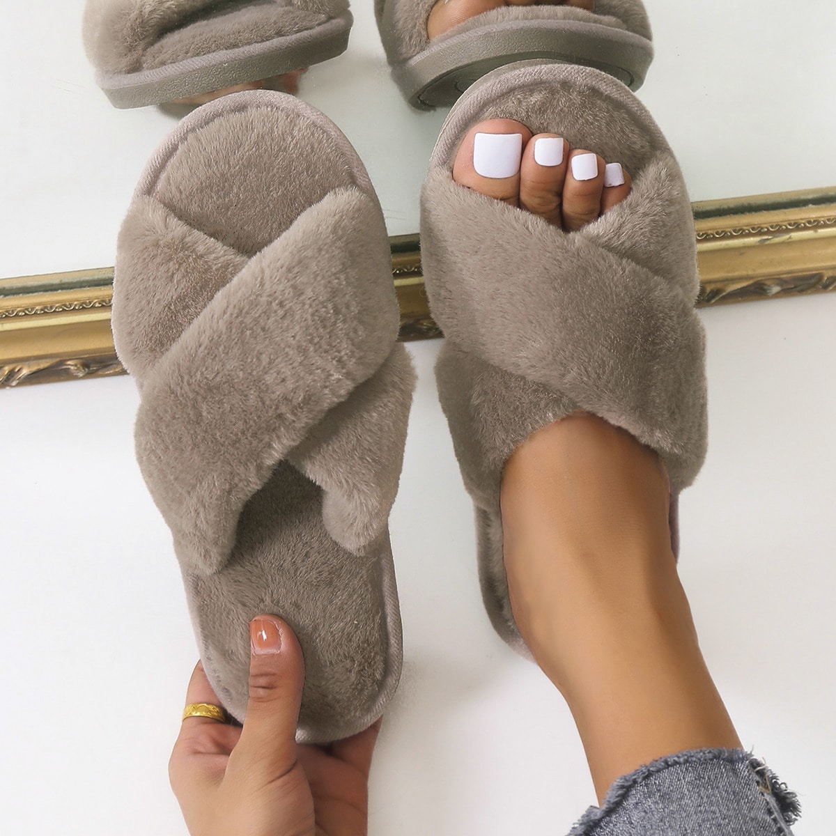 Pantuflas de mujer con tiras cruzadas de peluche, pantuflas suaves y antideslizantes para el hogar, para primavera/otoño, pantuflas esponjosas