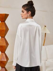 Modelyn 落肩袖蕾絲細節緞面襯衫 - 白色 - 查看 2