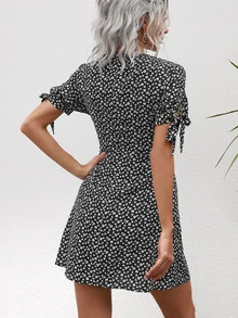 小碎花打結袖口繫腰帶連衣裙 - 黑與白 - 查看 2