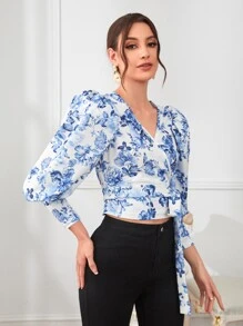 Modelyn 花卉圖案泡泡袖圍裹細節前打結襯衫 - 藍白色 - 查看 1