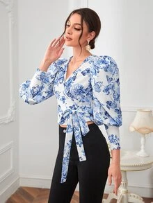 Modelyn 花卉圖案泡泡袖圍裹細節前打結襯衫 - 藍白色 - 查看 4