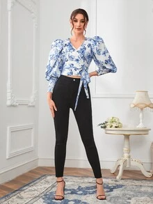 Modelyn 花卉圖案泡泡袖圍裹細節前打結襯衫 - 藍白色 - 查看 5