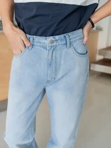 Manfinity 男士斜口袋毛邊牛仔褲 - 淺色水洗藍 - 查看 8