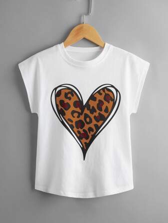 تي شيرت بطباعة القلب ونمط فهدي للبنت