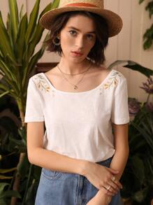 SHEIN Frenchy 大圓領花卉刺繡T恤 - 白色 - 查看 5