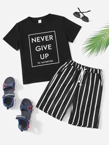 SHEIN 男孩標語圖案T恤和條紋圖案運動短褲套裝 - 黑色 - 查看 1