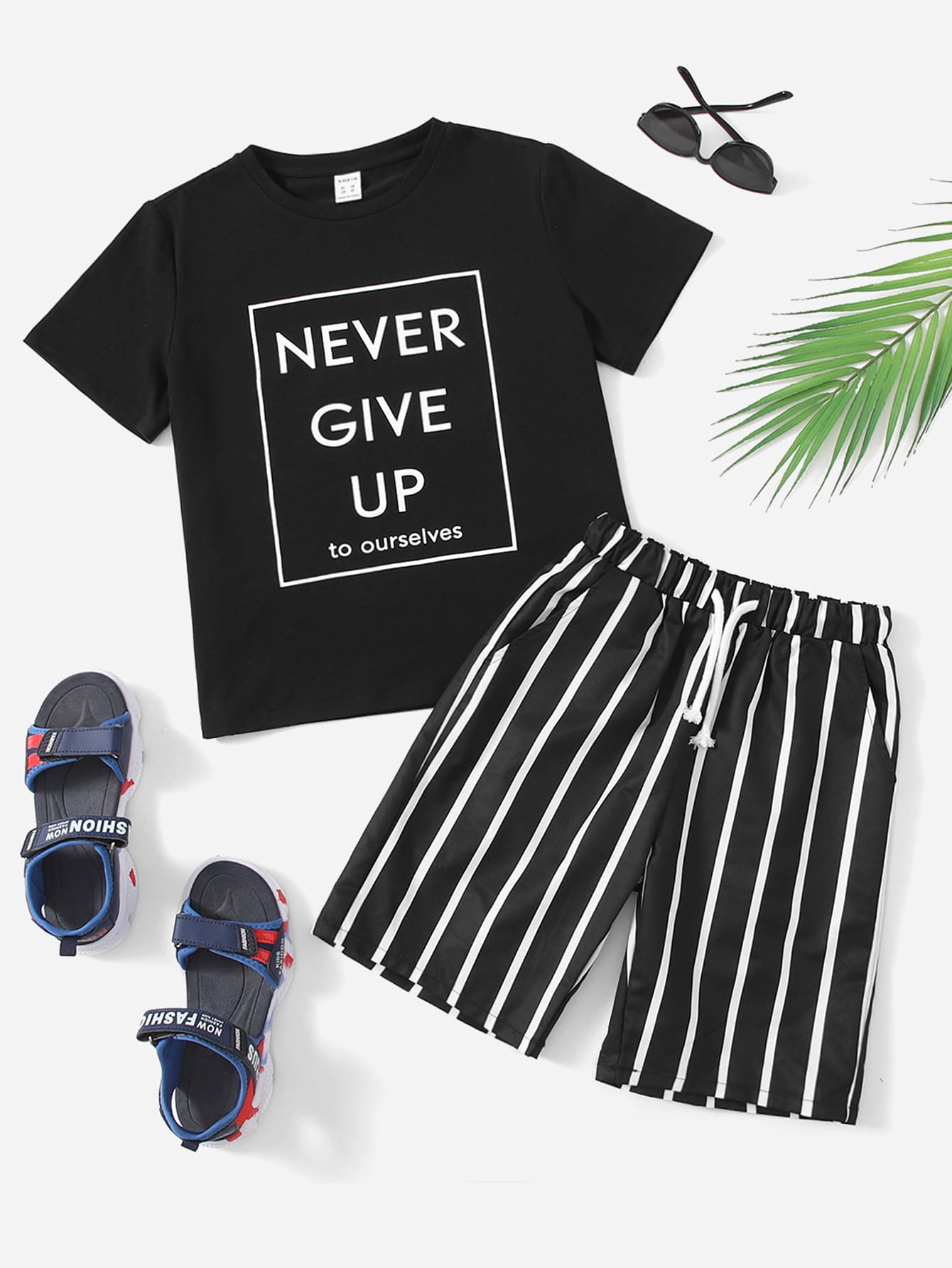 SHEIN 男孩標語圖案T恤和條紋圖案運動短褲套裝 - 黑色 - 查看 1