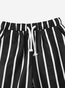 SHEIN 男孩標語圖案T恤和條紋圖案運動短褲套裝 - 黑色 - 查看 3