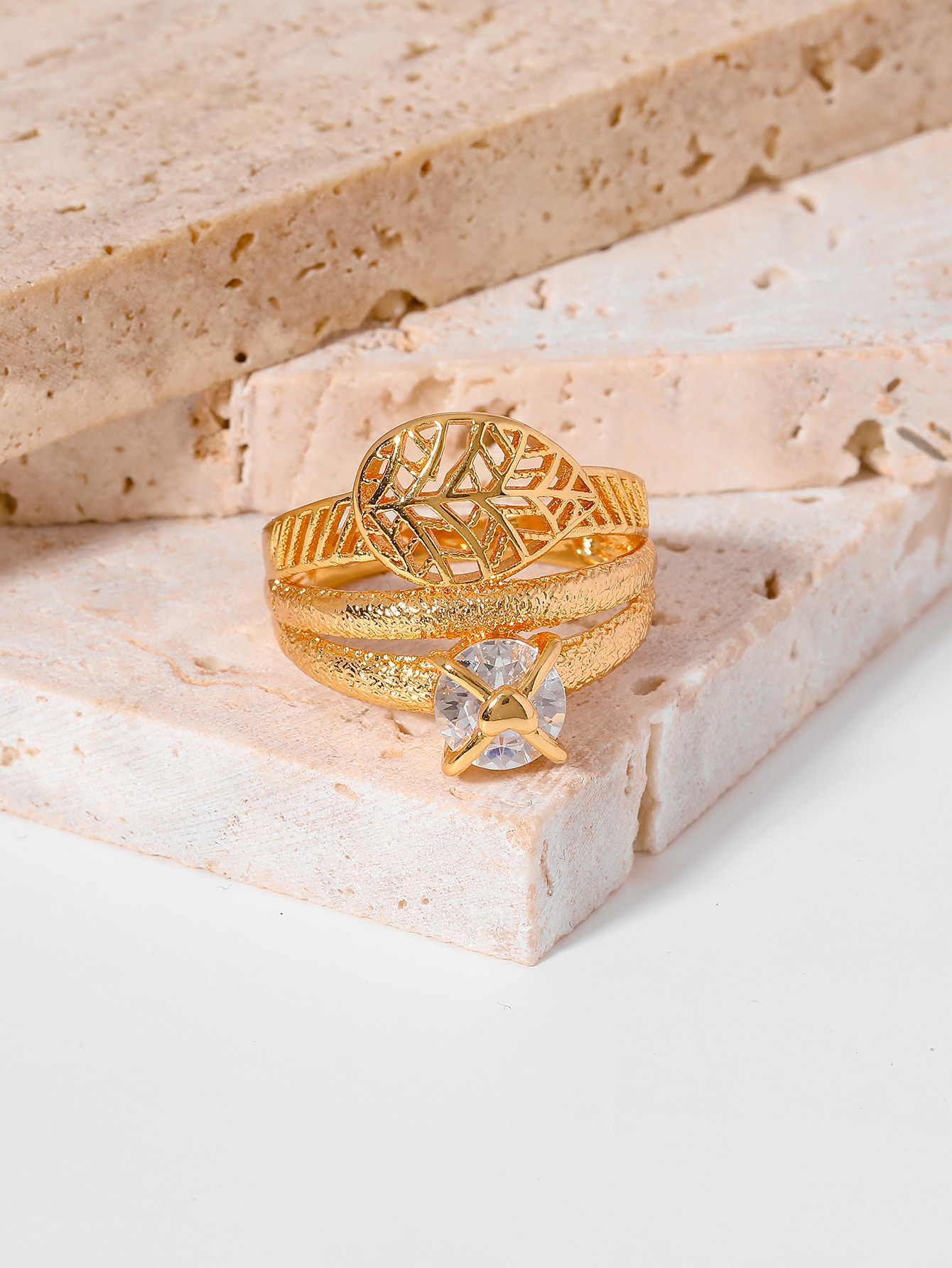 خاتم عيار 18 زركوان مع مزخرف بأوراق الشجر