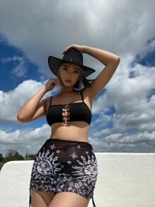 Herminedecrayon Conjunto de bikini acanalado con estampado de sol gótico, sujetador de cami recortado, parte inferior hipster y falda transparente para cubrir, traje de baño de 3 piezas - Blanco y Negro - Ver 1