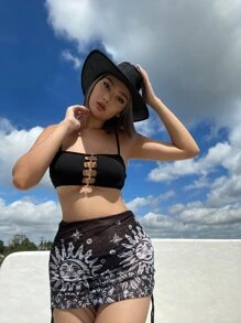 Herminedecrayon Conjunto de bikini acanalado con estampado de sol gótico, sujetador de cami recortado, parte inferior hipster y falda transparente para cubrir, traje de baño de 3 piezas - Blanco y Negro - Ver 2