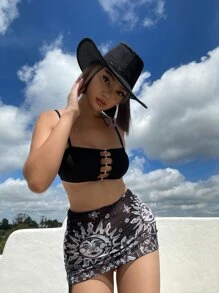 Herminedecrayon Conjunto de bikini acanalado con estampado de sol gótico, sujetador de cami recortado, parte inferior hipster y falda transparente para cubrir, traje de baño de 3 piezas - Blanco y Negro - Ver 4