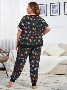 SHEIN 大碼1入組星球和火箭印花T恤和1入組長褲睡衣套裝 - 彩色 - 查看 2