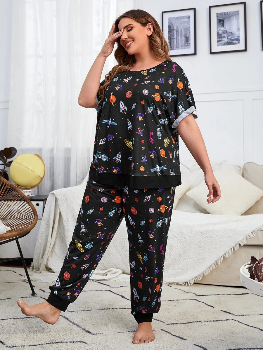 SHEIN 大碼1入組星球和火箭印花T恤和1入組長褲睡衣套裝 - 彩色 - 查看 1