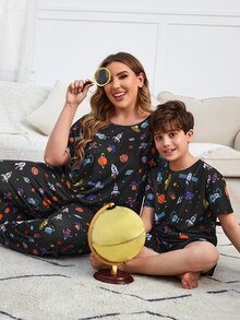 SHEIN 大碼1入組星球和火箭印花T恤和1入組長褲睡衣套裝 - 彩色 - 查看 6