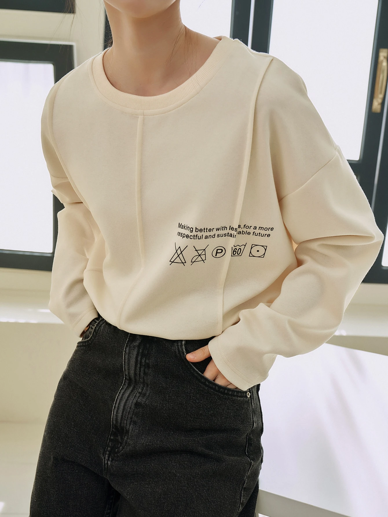 Dazy Less スローガングラフィック 折り目 ドロップショルダーtシャツ