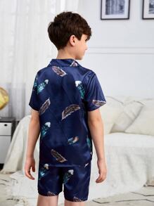 SHEIN 男孩1入組羽毛印花緞面襯衫和1入組短褲睡衣套裝 - 藏蓝色 - 查看 8