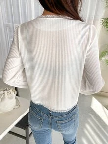 DAZY 鏤空蕾絲花邊前紐扣T恤 - 白色 - 查看 2