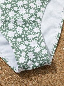 青少年女孩碎花比基尼套装和沙滩裙夏日海滩