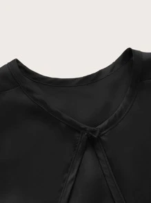 十字交叉下擺打結緞面短款上衣 - 黑色 - 查看 4