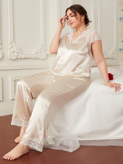 Set pigiama in satin con top e pantaloni a pannello in pizzo per ciglia extra