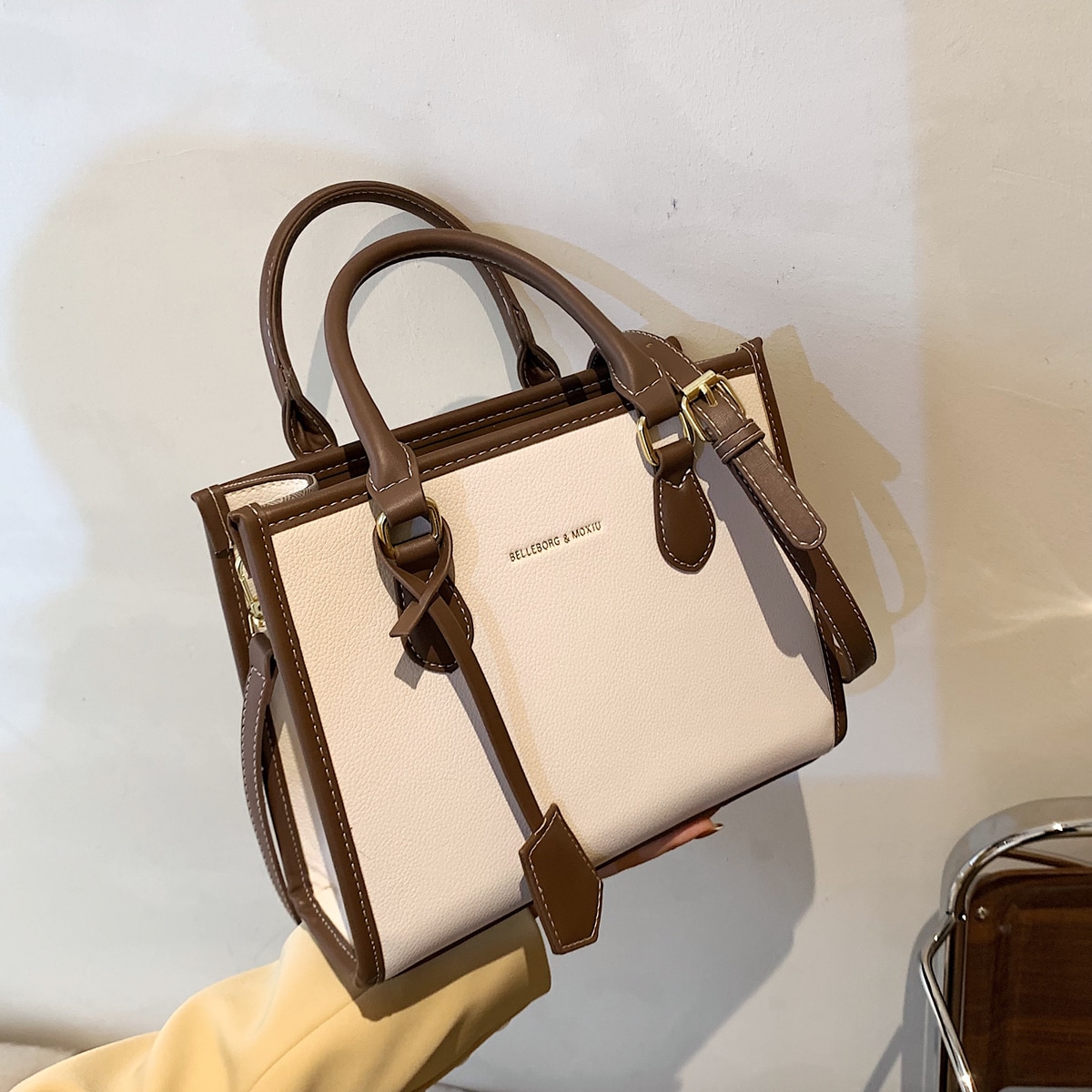 Bolsa cuadrada para mujeres, trabajadoras de oficina y estudiantes universitarias, con detalles de letra, cinta contrastante y peso ligero. Perfecta p