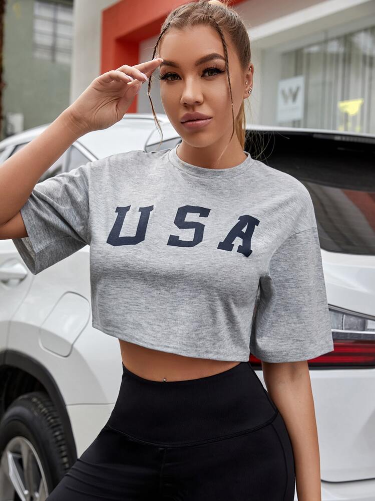 Easithlete เสื้อครอปทรงสปอรต แบบครึ่งตัว ภาพกราฟิกตัวอักษร ไหล่ตก - สีเทาอ่อน - ดู 1