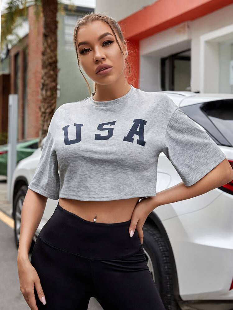 Easithlete เสื้อครอปทรงสปอรต แบบครึ่งตัว ภาพกราฟิกตัวอักษร ไหล่ตก - สีเทาอ่อน - ดู 4