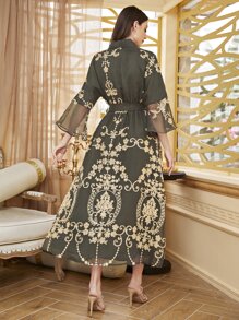 Al Najma Kaftan con cinturón, manga volante y estampado barroco, modesto - Verde militar - Ver 2