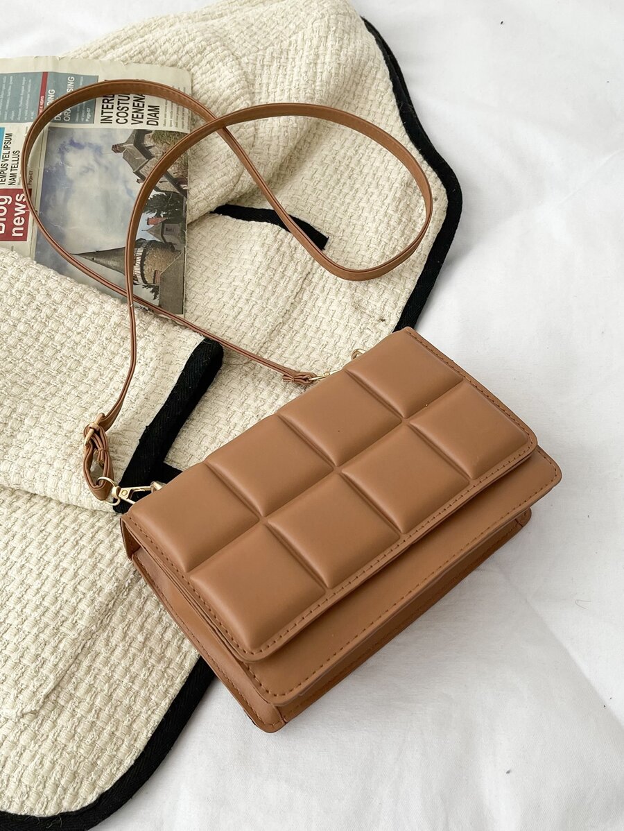 Bolsa cuadrada con diseño de puntada con solapa