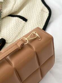 Bolsa cuadrada con diseño de puntada con solapa