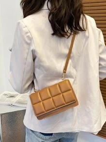 Bolsa cuadrada con diseño de puntada con solapa