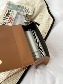 Bolsa cuadrada con diseño de puntada con solapa