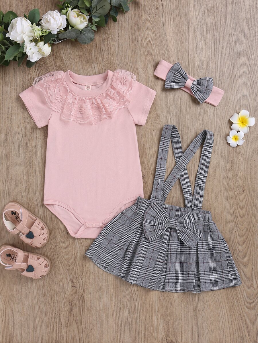 嬰兒蕾絲邊T恤連體衣和蘇格蘭格紋蝴蝶結背帶半身裙和髮箍