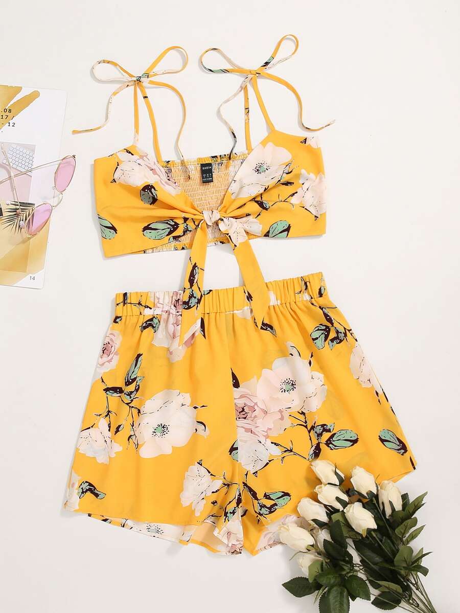 SHEIN VCAY Top de tirante con cordón delantero fruncido floral grande con shorts - Amarillo - Ver 1