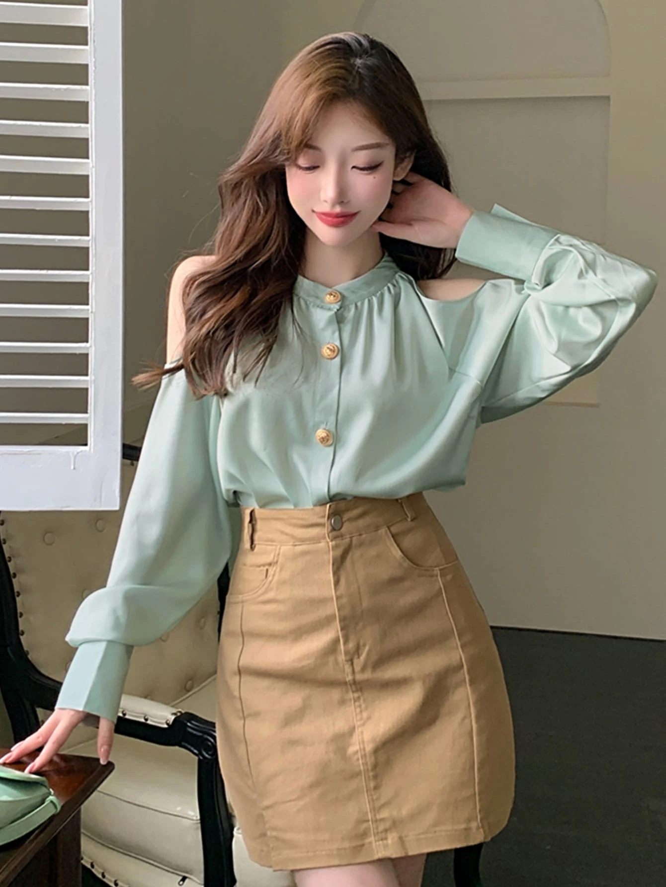 Honeyspot ソリッド オープンショルダー ボタンフロント ブラウス