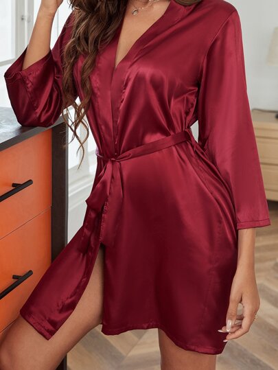 رداء نوم من الساتان مع حزام وتريم متباين في الكتف