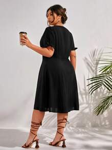 SHEIN Frenchy 大碼紐扣細節泡泡袖洋裝 - 黑色 - 查看 2